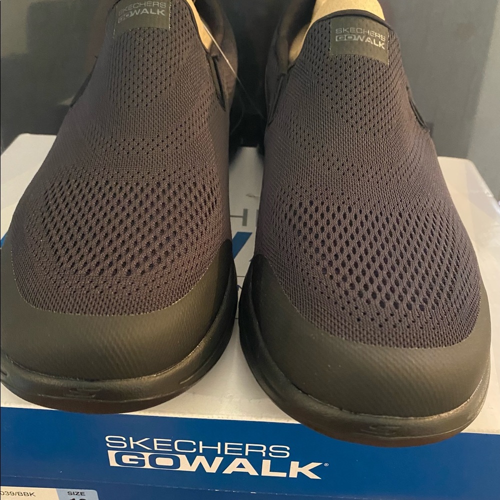 Sketchers Men’s Go Walk Shoes. Size 13. NWT. Black